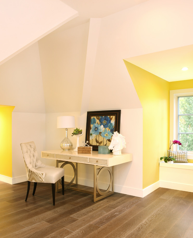 他の地域にある巨大なコンテンポラリースタイルのおしゃれな客用寝室 (黄色い壁、無垢フローリング、暖炉なし、茶色い床) のレイアウト