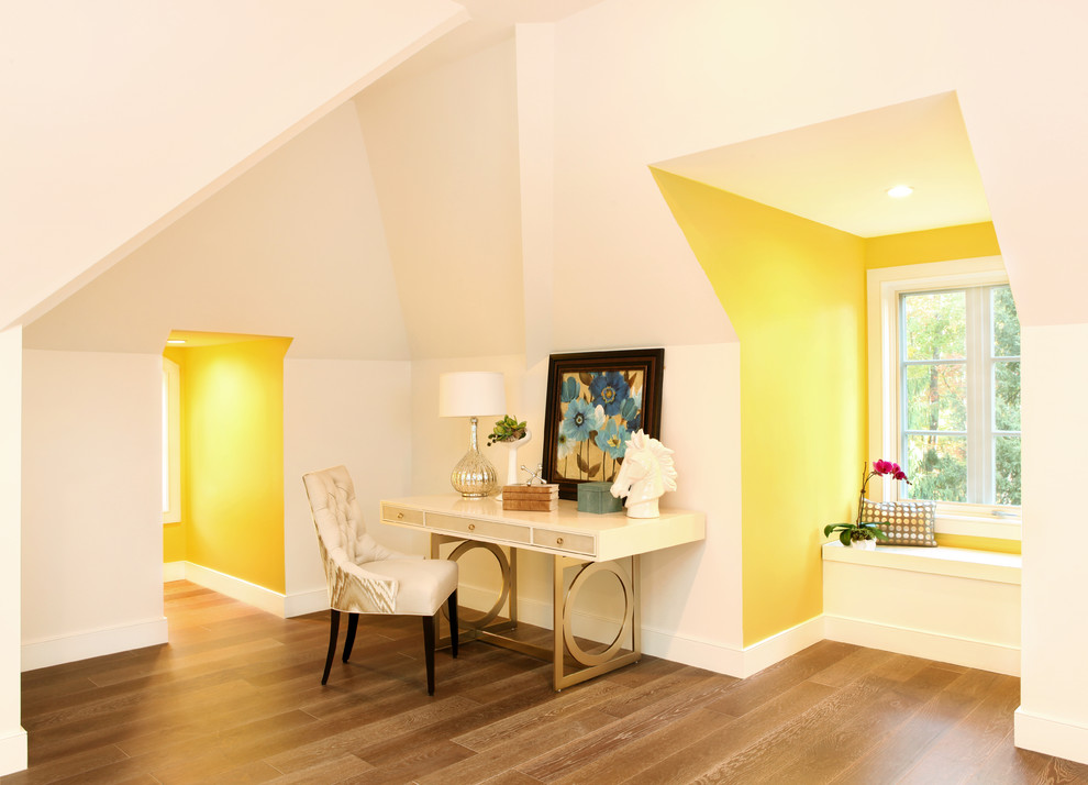Ejemplo de habitación de invitados contemporánea extra grande sin chimenea con paredes amarillas y suelo de madera en tonos medios