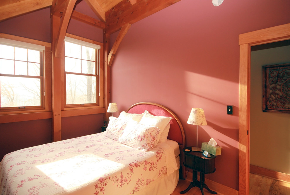 Esempio di una camera degli ospiti american style di medie dimensioni con pareti rosse e pavimento in legno massello medio