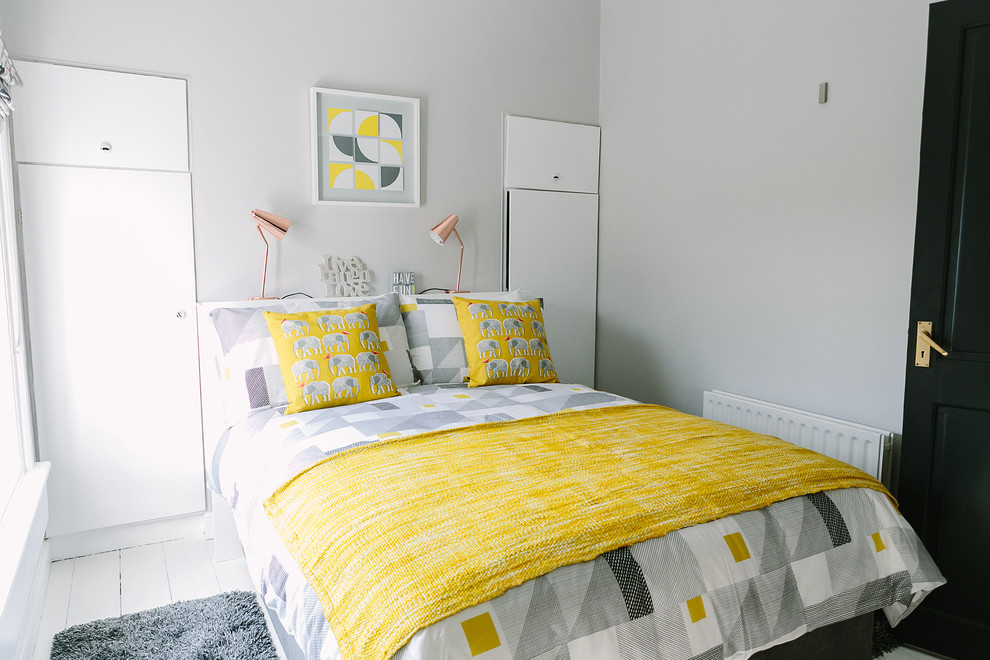 ダブリンにある北欧スタイルのおしゃれな寝室 (白い壁、塗装フローリング、白い床) のレイアウト