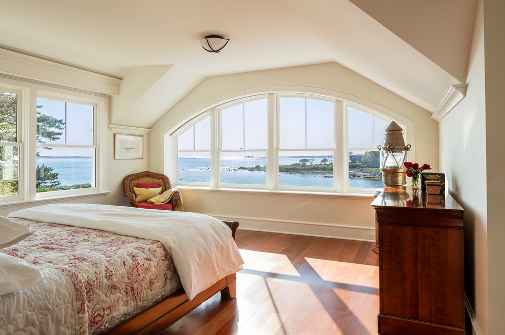 Idee per una camera da letto stile marino con pareti beige, parquet scuro e pavimento marrone