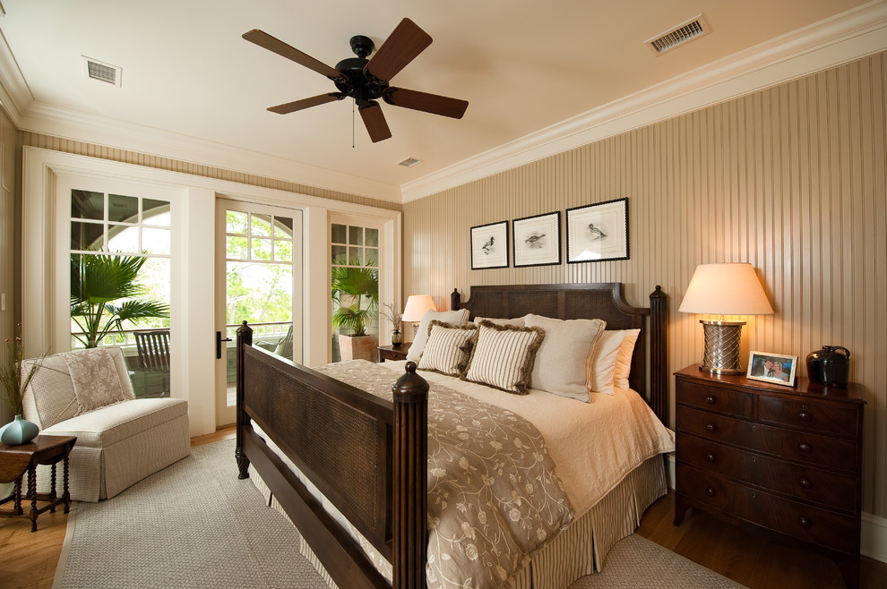 Стильный дизайн: гостевая спальня среднего размера, (комната для гостей) в классическом стиле с бежевыми стенами и паркетным полом среднего тона - последний тренд