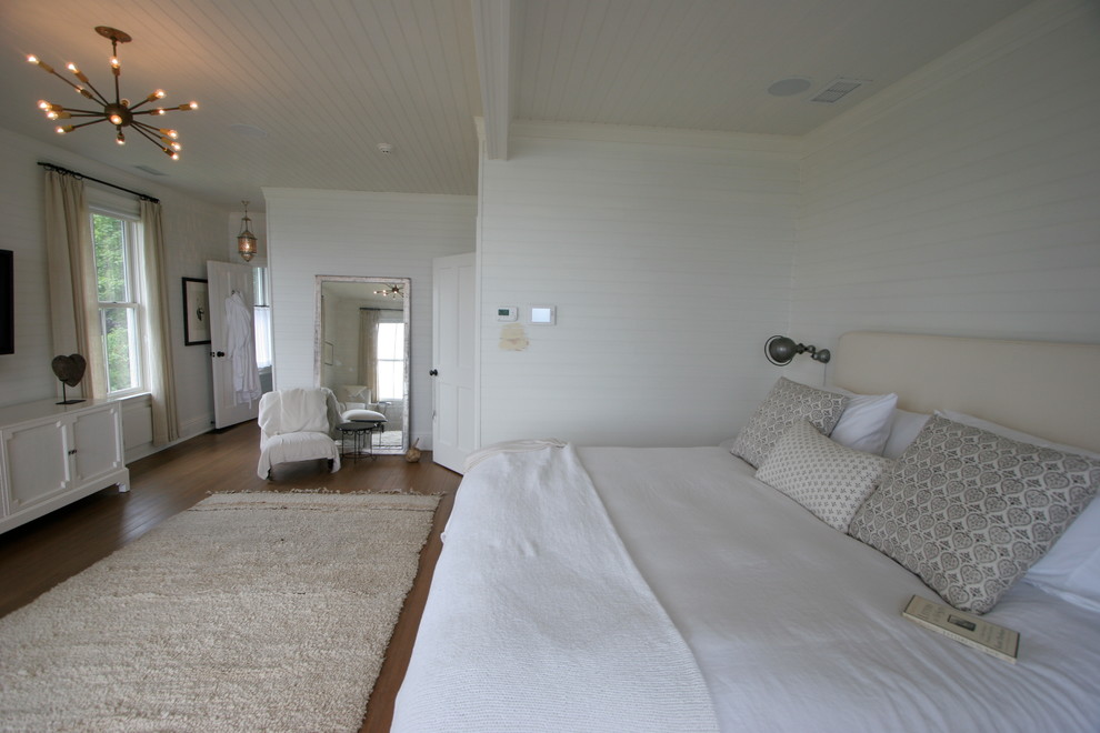 Klassisches Schlafzimmer mit weißer Wandfarbe und braunem Holzboden in Bridgeport