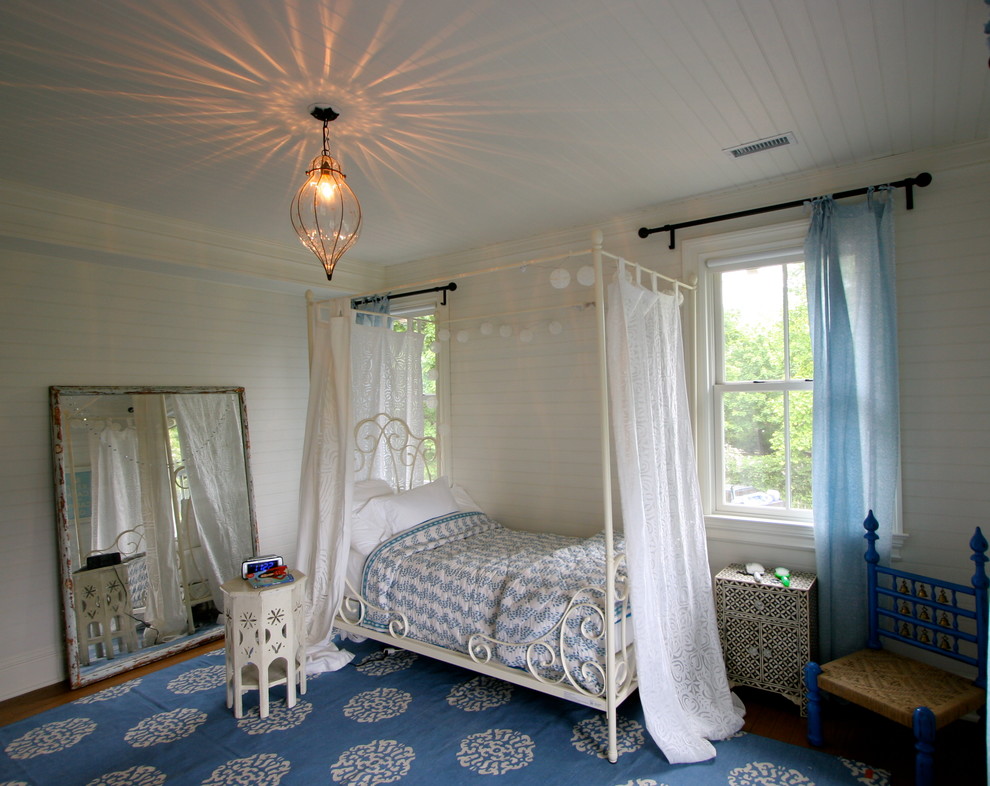 На фото: спальня в классическом стиле с бежевыми стенами и синими шторами с