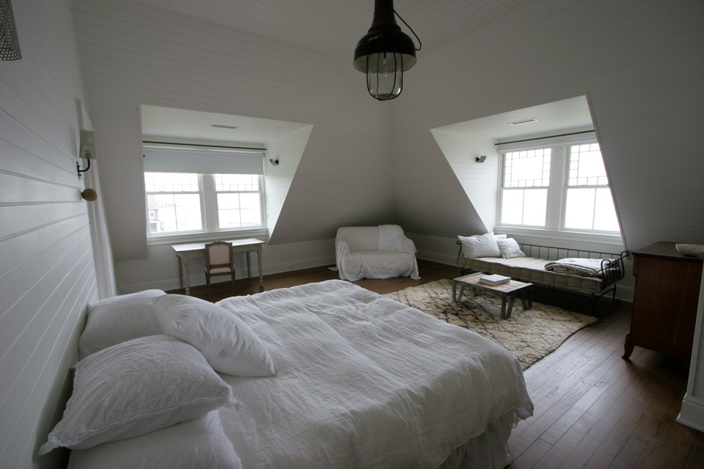 Idéer för att renovera ett shabby chic-inspirerat sovrum, med vita väggar och mörkt trägolv