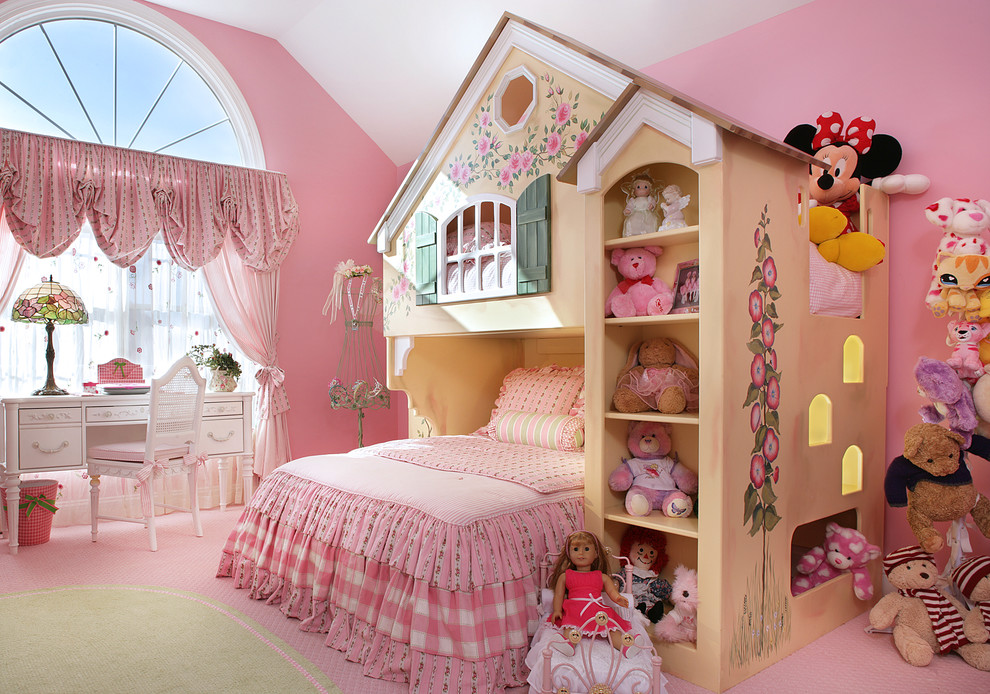 Klassisk inredning av ett stort sovrum, med rosa väggar, heltäckningsmatta och rosa golv