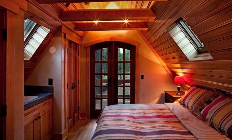 Идея дизайна: маленькая гостевая спальня (комната для гостей) в стиле рустика с бежевыми стенами и паркетным полом среднего тона без камина для на участке и в саду