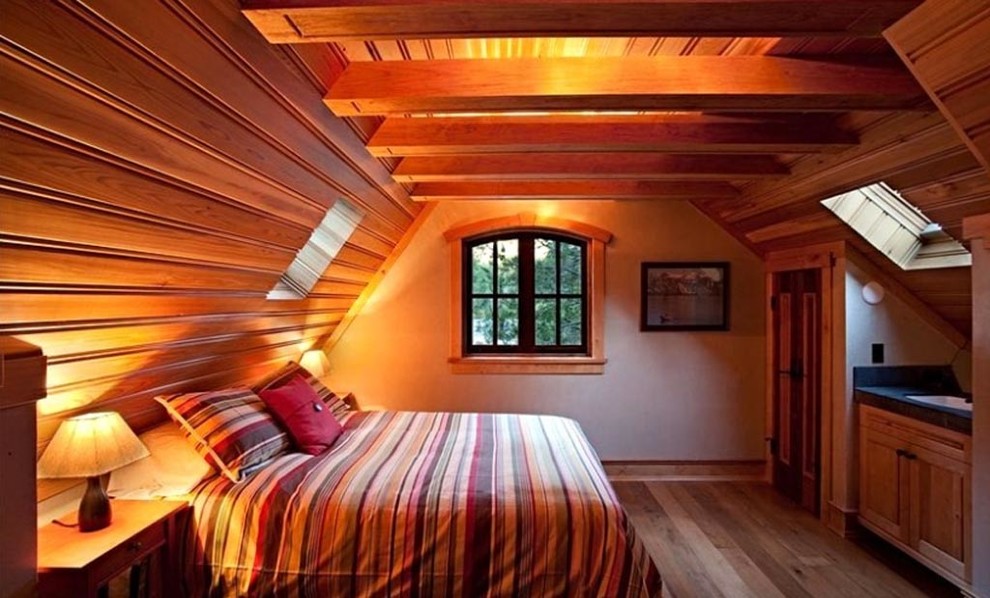 Idées déco pour une petite chambre parentale montagne avec un mur beige, un sol en bois brun et aucune cheminée.
