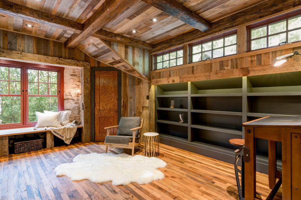 Imagen de dormitorio principal rural grande sin chimenea con paredes marrones y suelo de madera en tonos medios