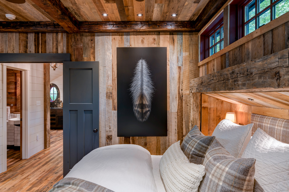 Foto de dormitorio principal rústico grande sin chimenea con paredes marrones y suelo de madera en tonos medios