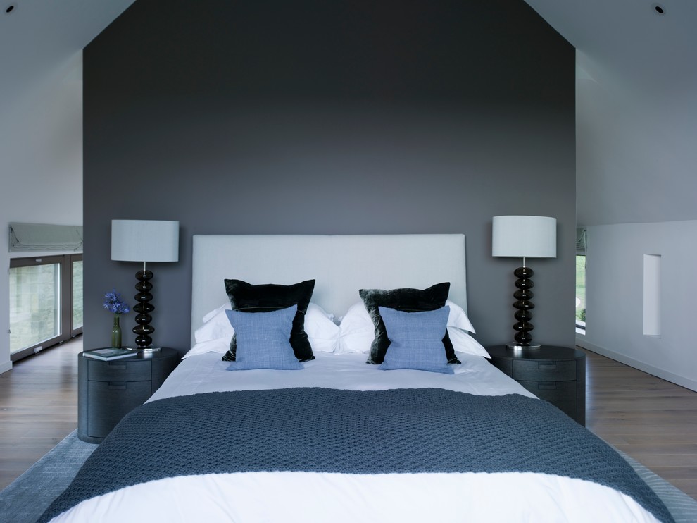 Идея дизайна: спальня в стиле неоклассика (современная классика) с серыми стенами и светлым паркетным полом без камина