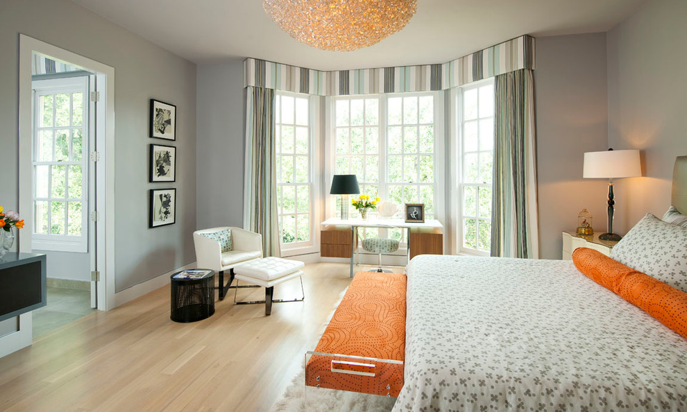 ダラスにある中くらいなコンテンポラリースタイルのおしゃれな客用寝室 (グレーの壁、淡色無垢フローリング) のレイアウト