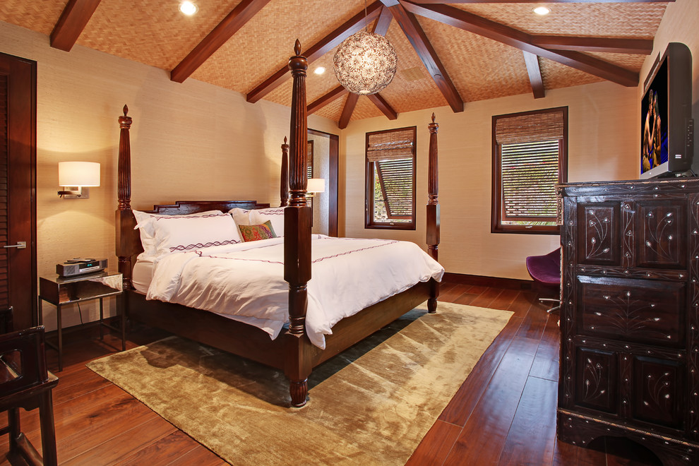 Idéer för tropiska sovrum, med beige väggar och mellanmörkt trägolv