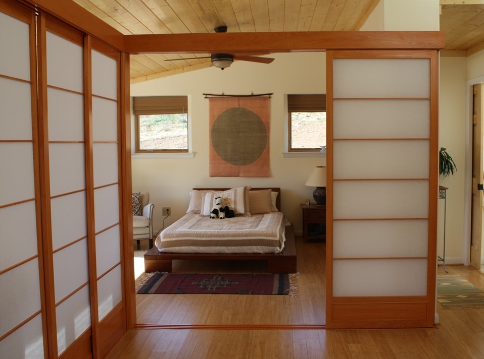Modelo de dormitorio de estilo zen con suelo de bambú