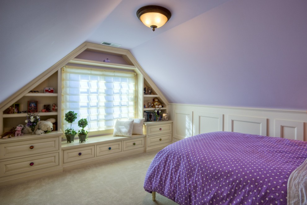 Modelo de habitación de invitados clásica de tamaño medio sin chimenea con paredes púrpuras y moqueta