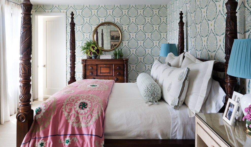ダラスにある中くらいなトラディショナルスタイルのおしゃれな客用寝室 (マルチカラーの壁、暖炉なし、カーペット敷き、ベージュの床) のレイアウト