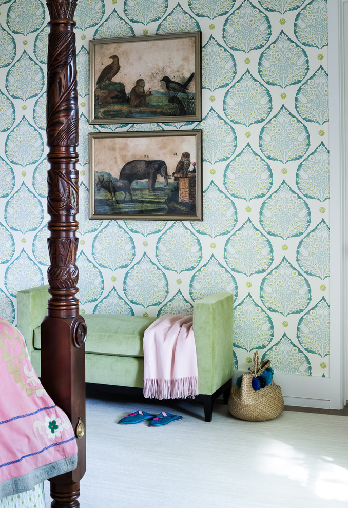 На фото: гостевая спальня среднего размера, (комната для гостей) в классическом стиле с разноцветными стенами, ковровым покрытием и бежевым полом без камина