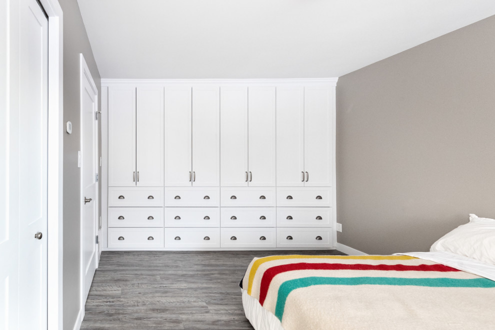 エドモントンにある中くらいなトラディショナルスタイルのおしゃれな主寝室 (グレーの壁、クッションフロア、グレーの床)