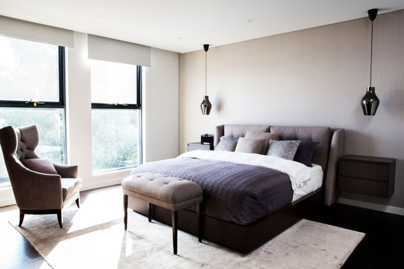 Inspiration pour une grande chambre parentale design avec un mur beige, parquet foncé et un sol noir.