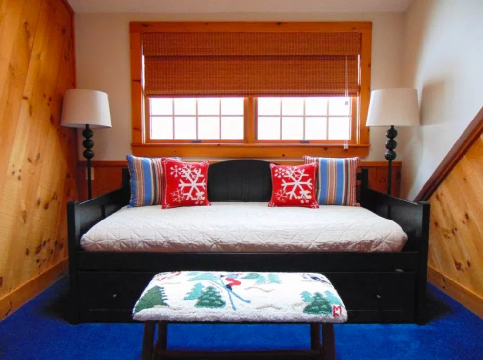 Imagen de habitación de invitados rural de tamaño medio sin chimenea con paredes beige y suelo de madera clara