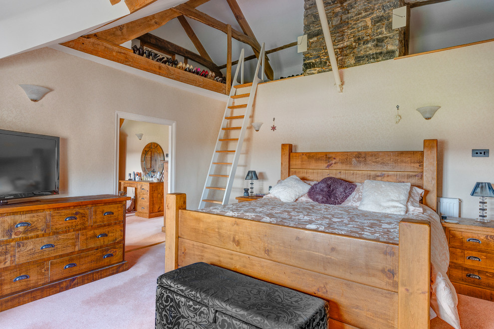Стильный дизайн: спальня в стиле кантри с бежевыми стенами, ковровым покрытием и телевизором - последний тренд