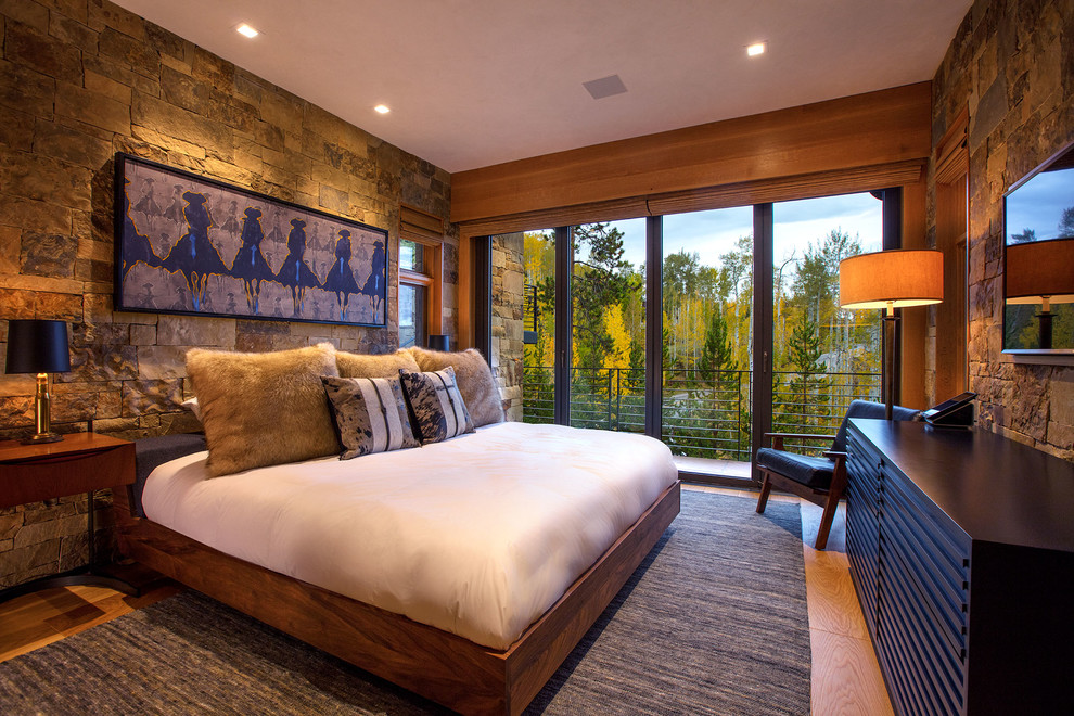 Rustikales Schlafzimmer mit grauer Wandfarbe, braunem Holzboden und braunem Boden in Denver
