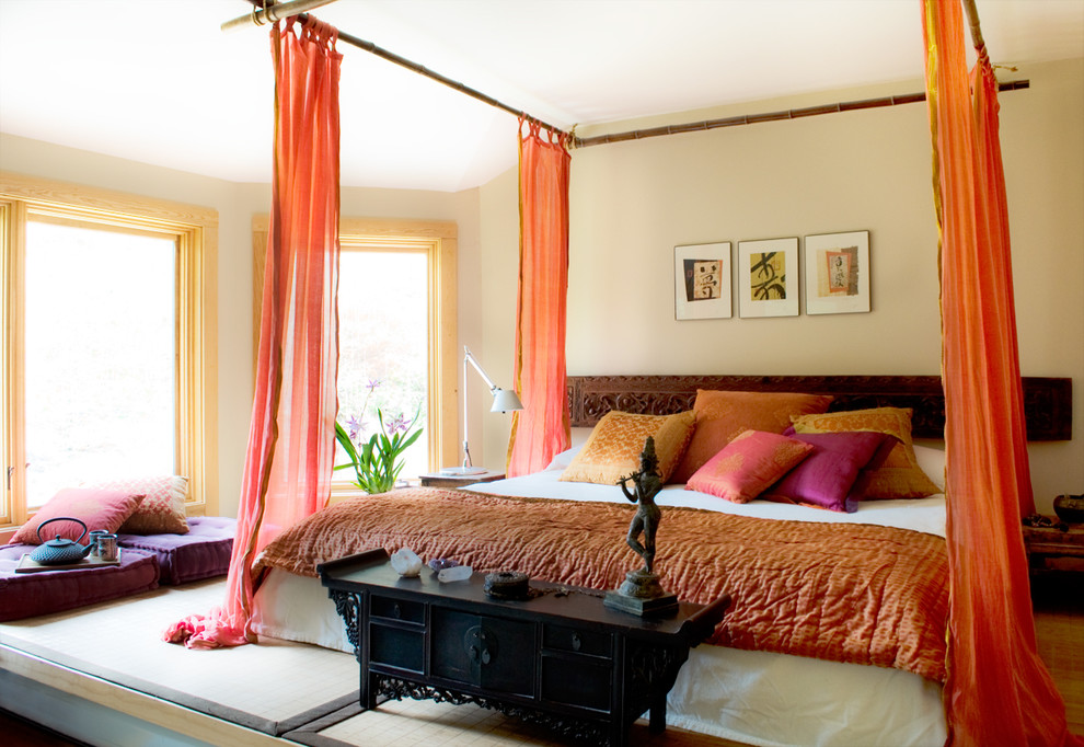Идея дизайна: хозяйская спальня среднего размера в стиле кантри с серыми стенами