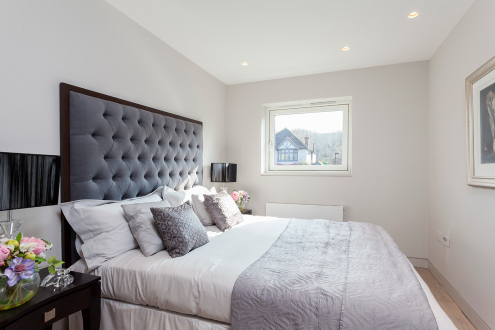 Стильный дизайн: гостевая спальня среднего размера, (комната для гостей) в современном стиле с серыми стенами, светлым паркетным полом и серым полом без камина - последний тренд