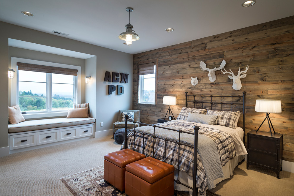 Modernes Schlafzimmer mit brauner Wandfarbe und Teppichboden in Portland