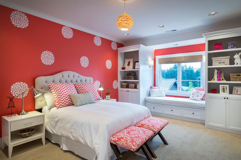ポートランドにあるコンテンポラリースタイルのおしゃれな寝室 (カーペット敷き、暖炉なし、オレンジの壁) のレイアウト