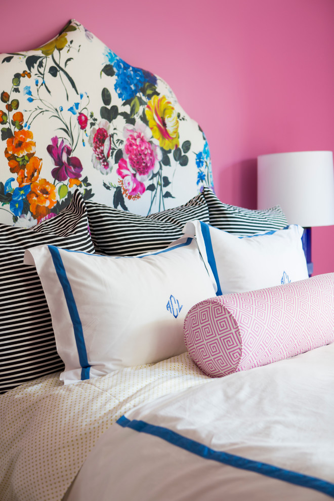 ポートランドにある広いトランジショナルスタイルのおしゃれな客用寝室 (ピンクの壁、カーペット敷き、暖炉なし)