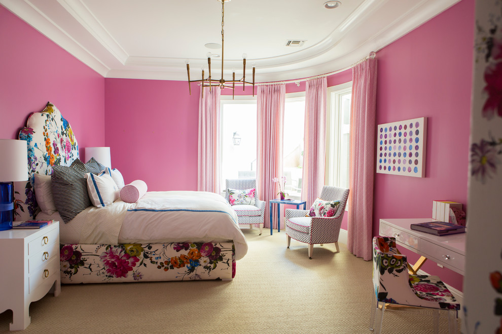 Пример оригинального дизайна: большая спальня в стиле неоклассика (современная классика) с розовыми стенами, ковровым покрытием и бежевым полом без камина