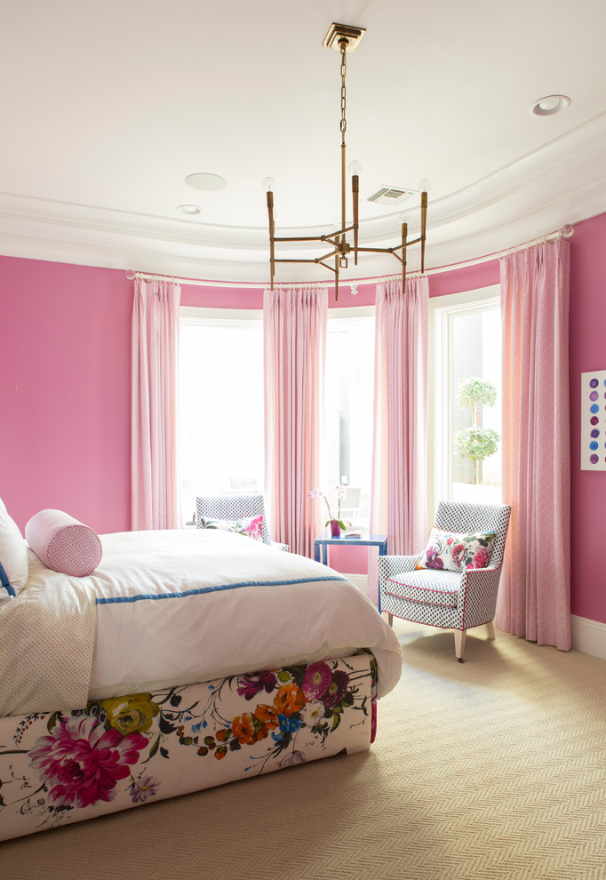 フェニックスにある広いトランジショナルスタイルのおしゃれな寝室 (ピンクの壁、カーペット敷き、暖炉なし、ベージュの床) のレイアウト