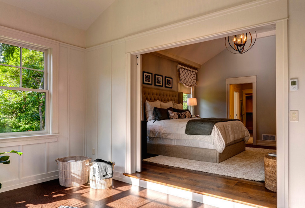 Ejemplo de dormitorio tradicional con suelo de madera en tonos medios