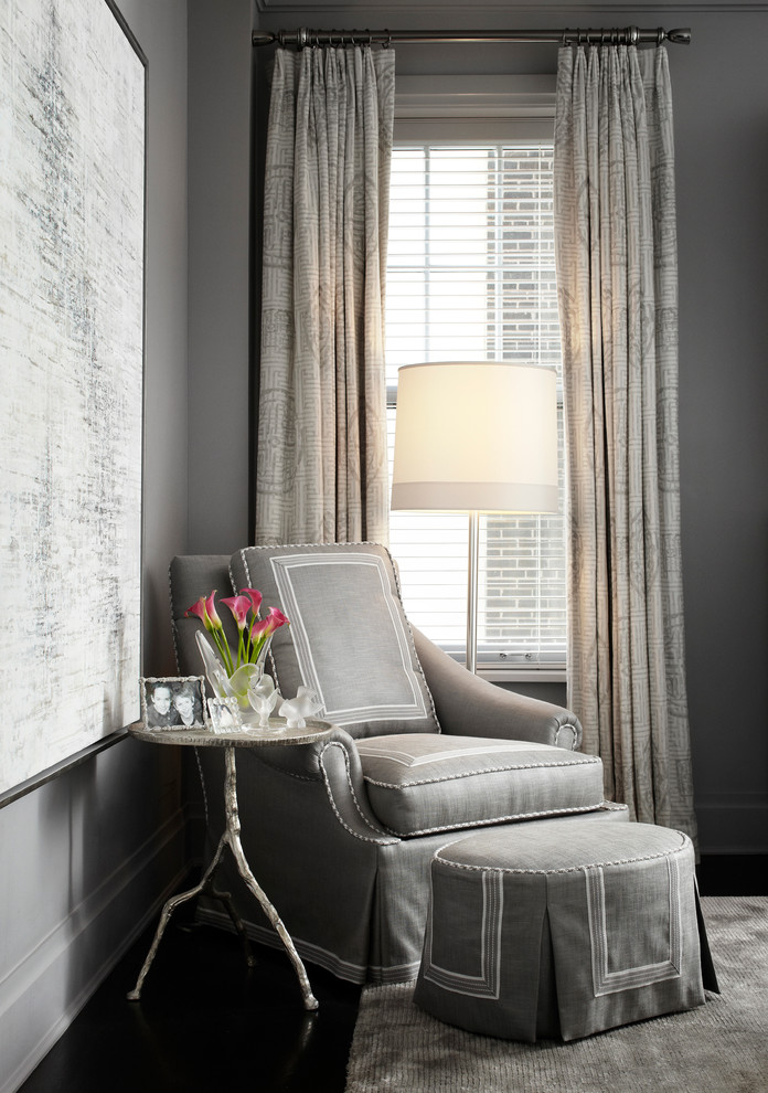 Diseño de habitación de invitados clásica renovada grande con paredes grises, suelo de madera oscura y suelo marrón