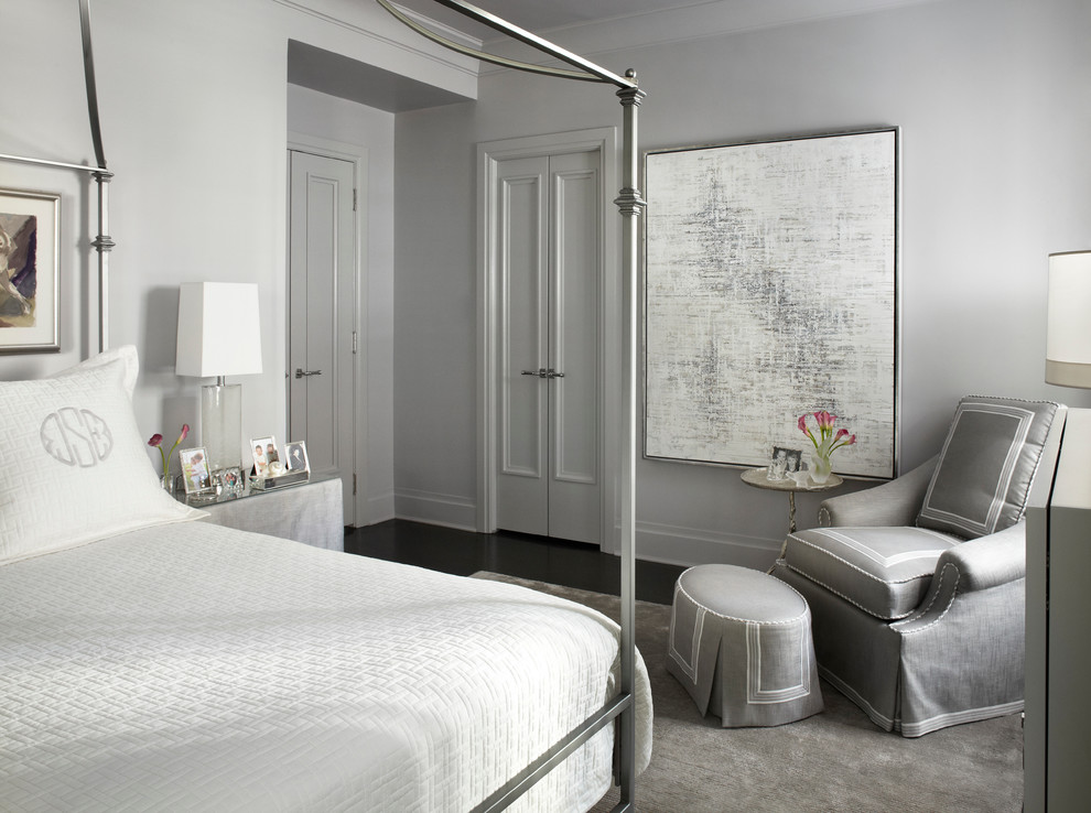 Ejemplo de dormitorio principal, blanco y gris y blanco tradicional renovado grande con paredes grises, suelo de madera oscura y suelo marrón