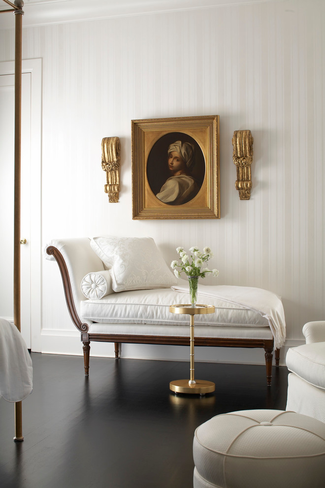 Idée de décoration pour une chambre parentale beige et blanche tradition de taille moyenne avec un mur blanc, parquet foncé, aucune cheminée, un sol marron, un plafond décaissé et du papier peint.