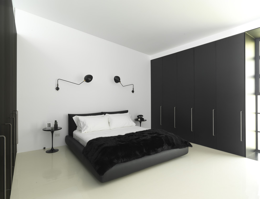 Imagen de dormitorio moderno grande con paredes blancas