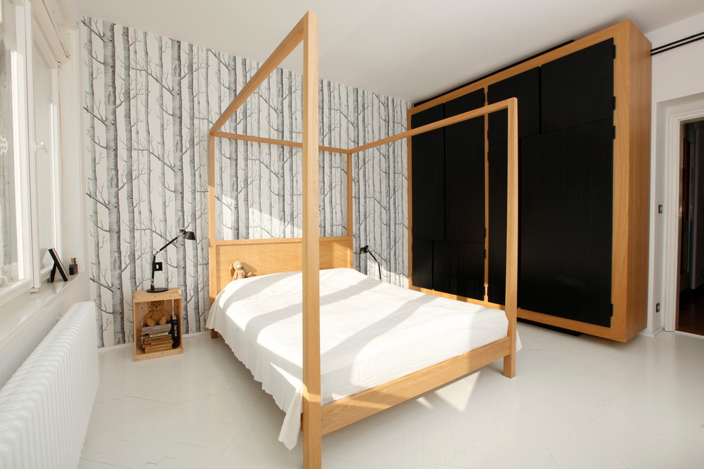 Idee per una camera da letto design con pareti multicolore e pavimento bianco