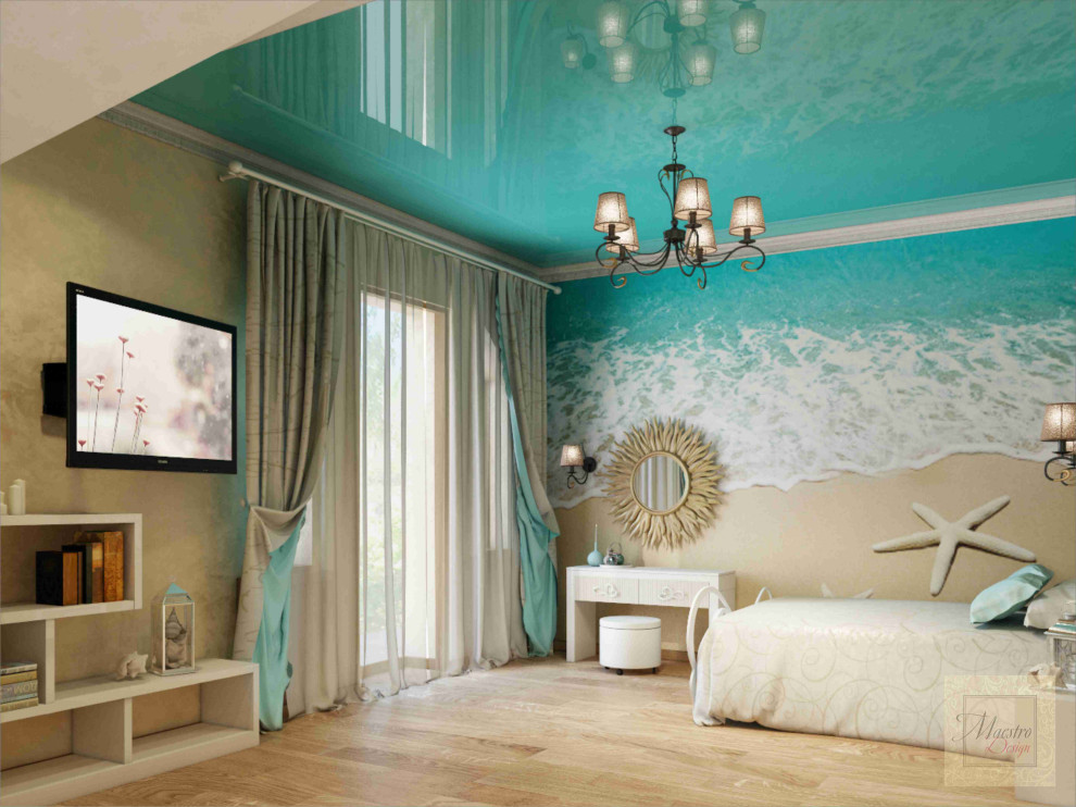 Modernes Gästezimmer mit bunten Wänden, hellem Holzboden, beigem Boden, Tapetendecke und Tapetenwänden in Miami