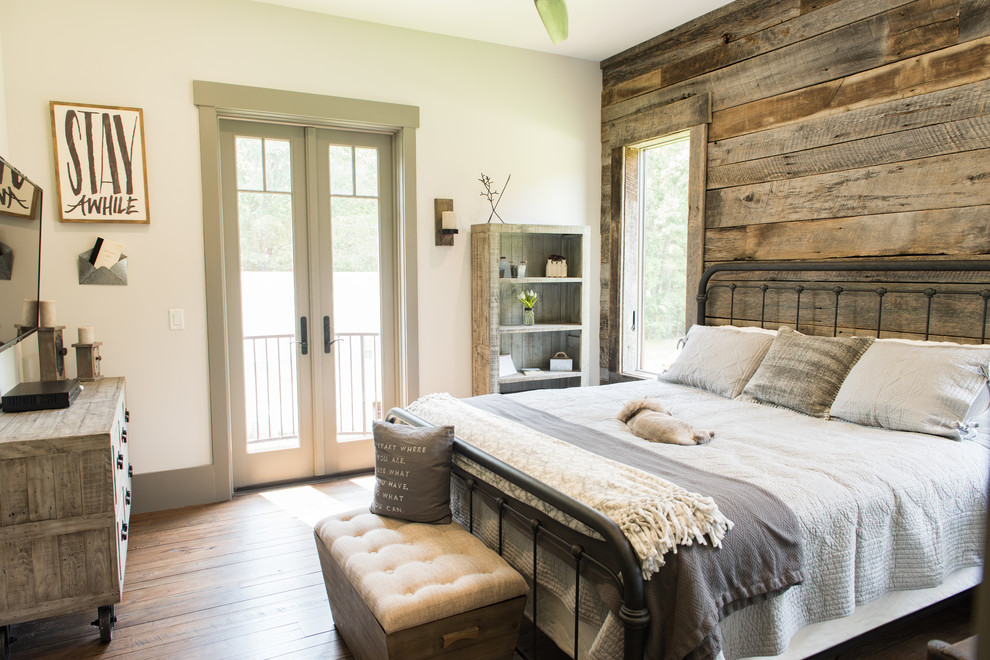 Idées déco pour une chambre montagne de taille moyenne avec un mur beige, parquet foncé, aucune cheminée et un sol marron.