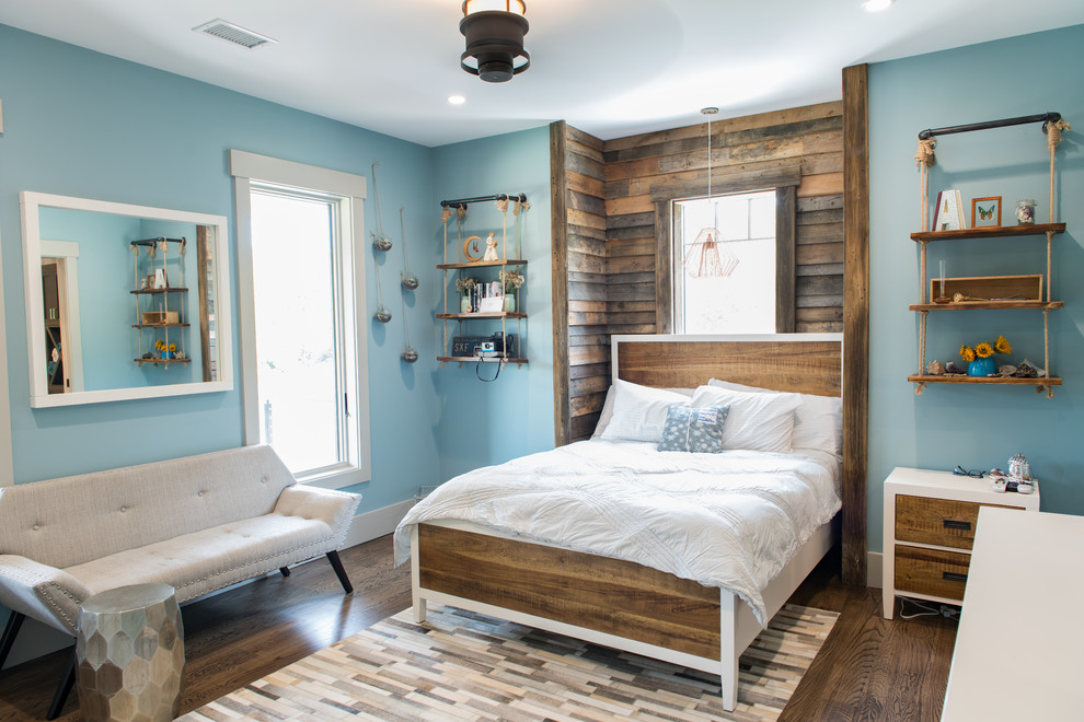 Idéer för ett stort rustikt sovrum, med blå väggar, mörkt trägolv och brunt golv