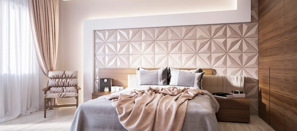 Mittelgroßes Modernes Hauptschlafzimmer ohne Kamin mit beiger Wandfarbe, hellem Holzboden und beigem Boden in Toronto