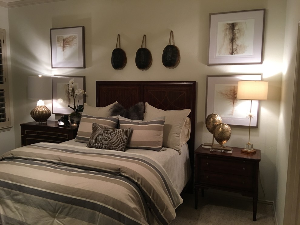 ダラスにある中くらいなトランジショナルスタイルのおしゃれな客用寝室 (ベージュの壁、カーペット敷き、ベージュの床)
