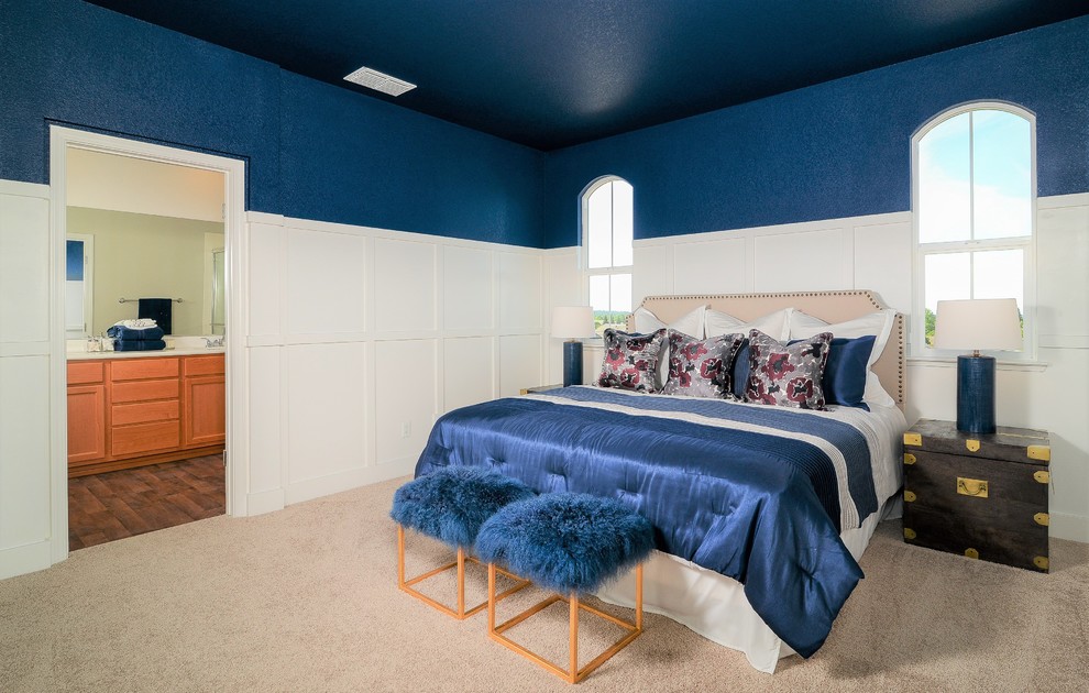 Idéer för små vintage huvudsovrum, med blå väggar, heltäckningsmatta och beiget golv