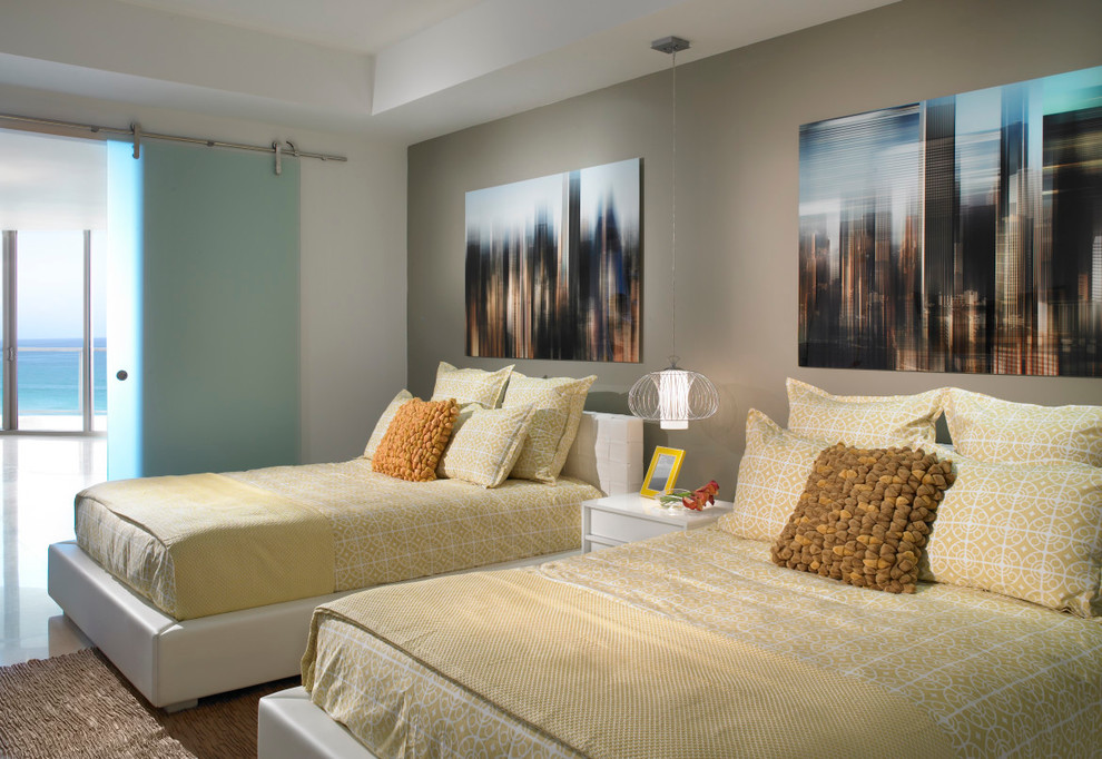 Imagen de habitación de invitados contemporánea sin chimenea con paredes grises