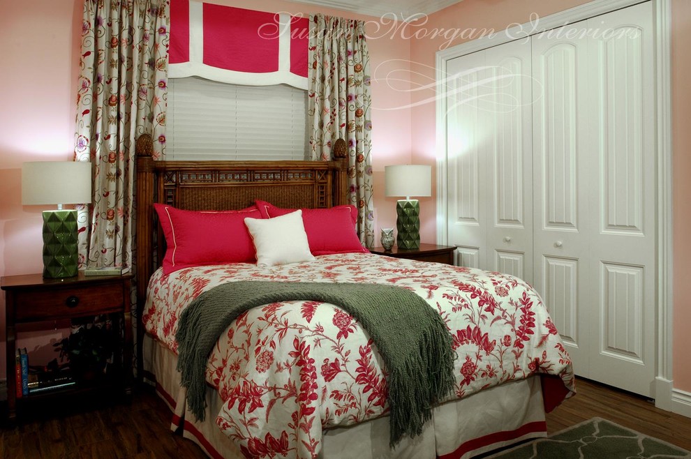 Ispirazione per una camera degli ospiti tropicale di medie dimensioni con pareti rosa e pavimento in legno massello medio