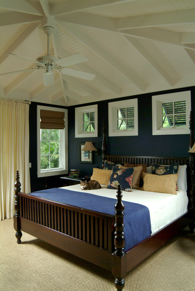 Ejemplo de dormitorio principal tropical grande con paredes azules y moqueta