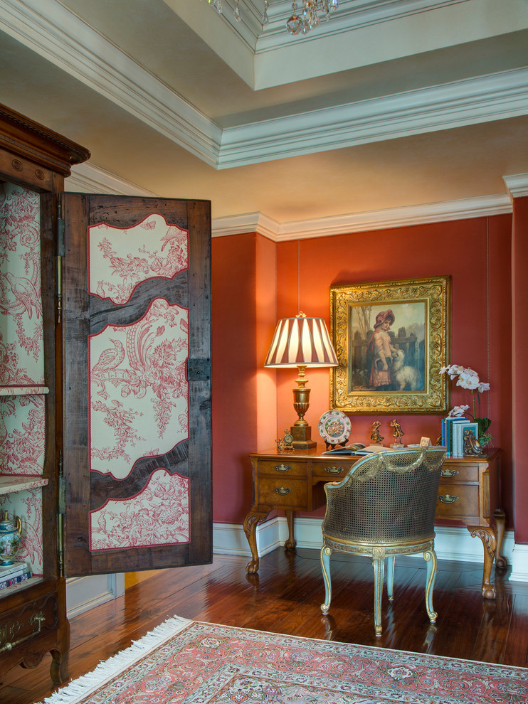 Imagen de habitación de invitados tradicional de tamaño medio sin chimenea con suelo de madera oscura, paredes rojas y suelo marrón