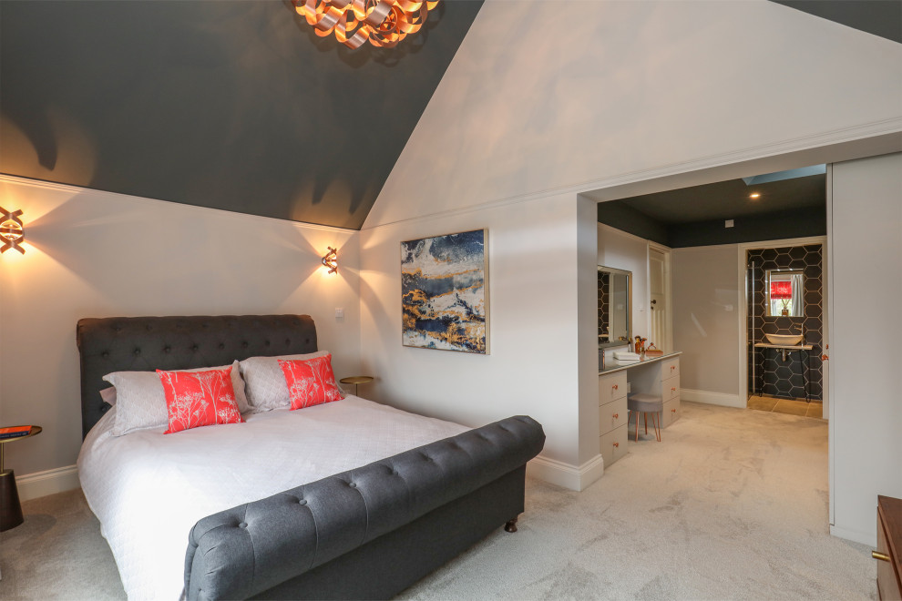 Imagen de dormitorio principal tradicional renovado de tamaño medio con paredes blancas, moqueta y suelo gris